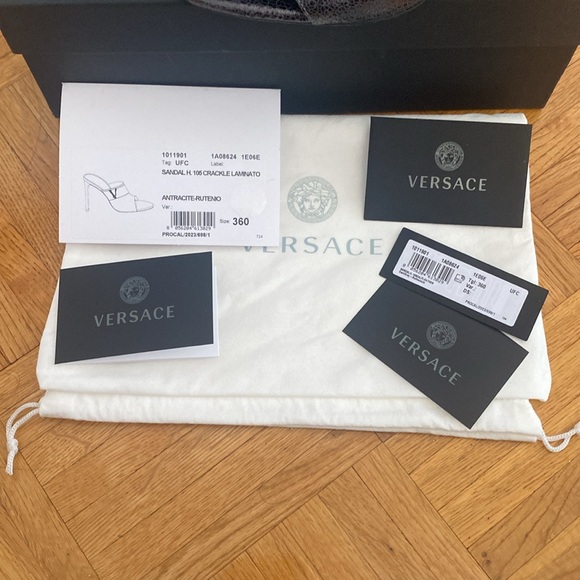 VERSACE NEW WITH TAG - Picture 11 of 13